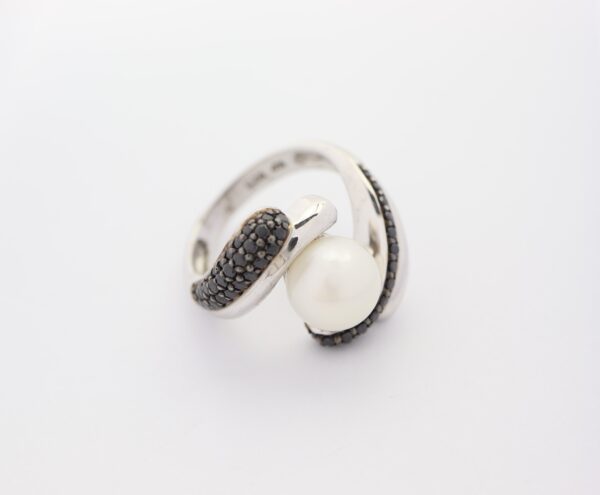Ring mit Muschelkern und Zirkonia – Bild 3