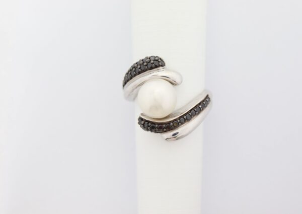 Ring mit Muschelkern und Zirkonia