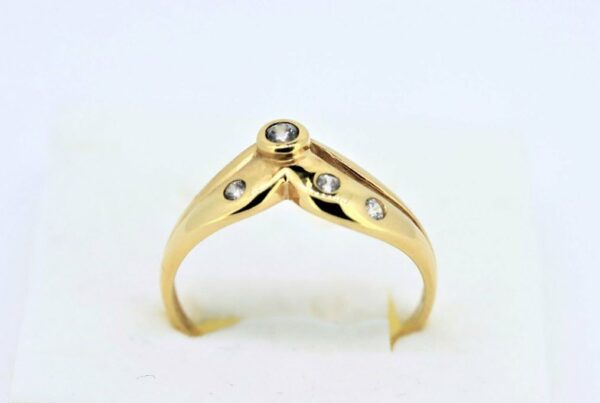 sehr dezenter Ring mit klaren Zirkonia