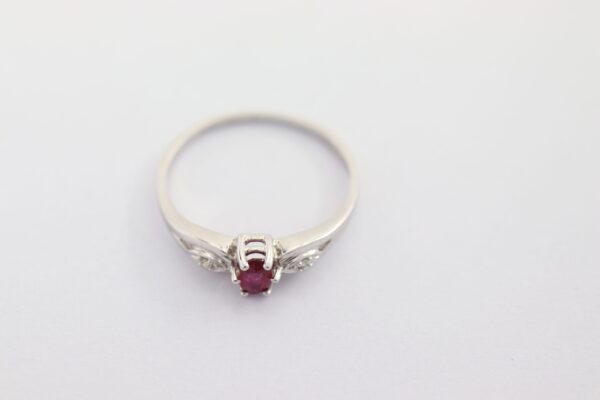 feiner Ring  Weißgold  mit Rubin und Diamant – Bild 2