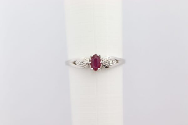 feiner Ring  Weißgold  mit Rubin und Diamant