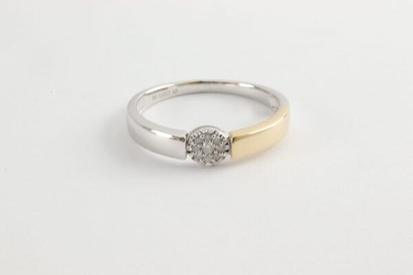 feiner Ring in Weißgold mit Diamanten