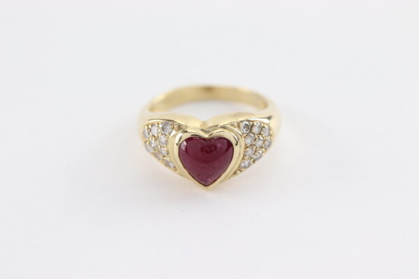 Ring mit einem Herz aus Rubin und 18 kleinen Diamanten