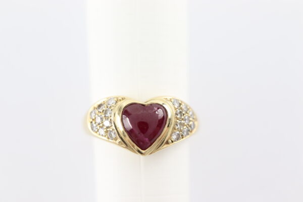 Ring mit einem Herz aus Rubin und 18 kleinen Diamanten – Bild 4