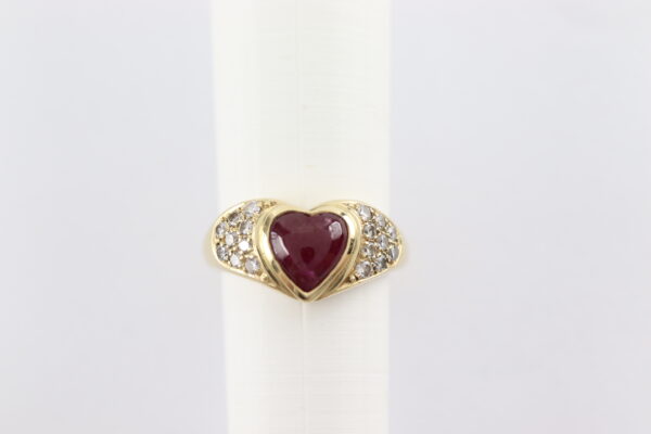 Ring mit einem Herz aus Rubin und 18 kleinen Diamanten – Bild 3