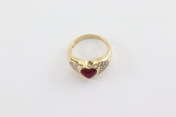 Ring mit einem Herz aus Rubin und 18 kleinen Diamanten – Bild 2