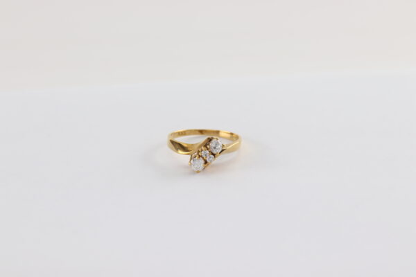 sehr feiner Ring in Gelbgold mit klaren Zirkonia