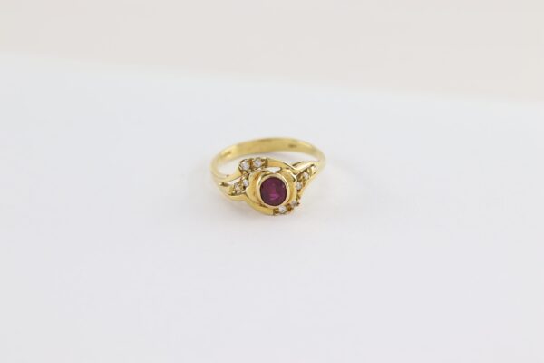 Goldring mit Rubin  und Diamanten