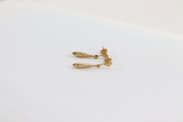 Feine längliche Ohrstecker in Gelbgold – Bild 4