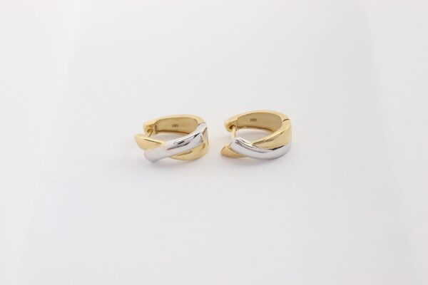 Feine Creolen in Gelbgold und in Weißgold.