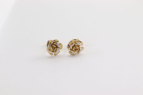 Eine kleine Rose als Ohrstecker