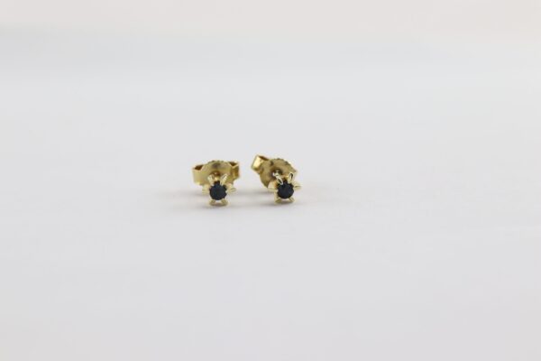 Sehr feine Ohrstecker Gelbgold gearbeitet.