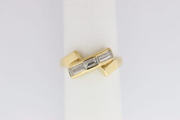 sehr feiner Ring in Gelbgold mit Diamanten