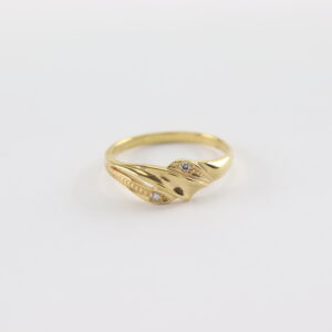 Ein sehr eleganter Ring mit kleinen Diamant