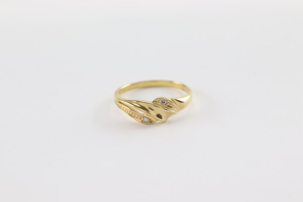 Ein sehr eleganter Ring mit kleinen Diamant