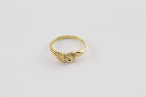 Ein sehr eleganter Ring mit kleinen Diamant – Bild 4