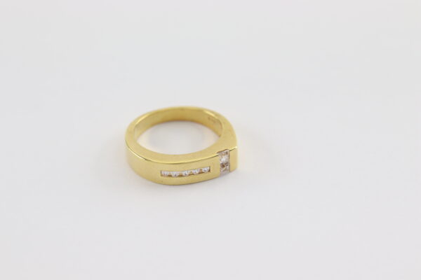 Sehr schöner Ring mit klaren Zirkonia