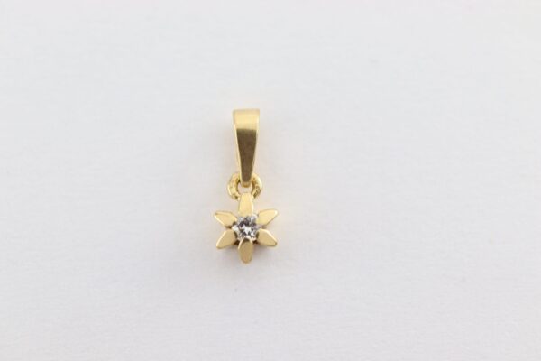 feiner Anhänger mit Diamant