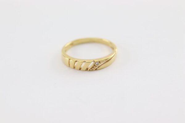 Fein geschnittener Ring mit einem kleinen Diamanten