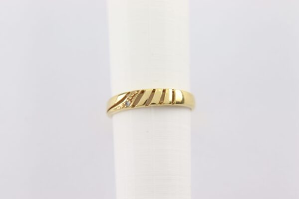 Fein geschnittener Ring mit einem kleinen Diamanten – Bild 4