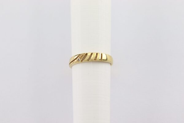 Fein geschnittener Ring mit einem kleinen Diamanten – Bild 5