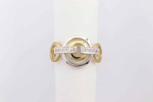 schön geformter Ring mit Diamanten