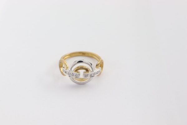 schön geformter Ring mit Diamanten – Bild 3