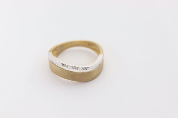 feiner Ring in Gelbgold mit 3 Stück Diamanten – Bild 2