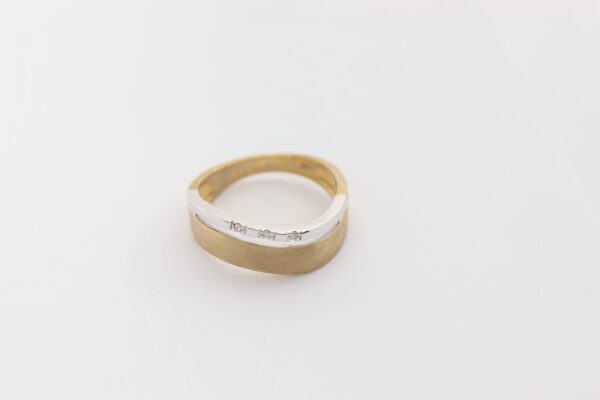feiner Ring in Gelbgold mit 3 Stück Diamanten – Bild 3