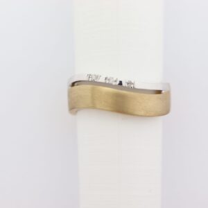 feiner Ring in Gelbgold mit 3 Stück Diamanten