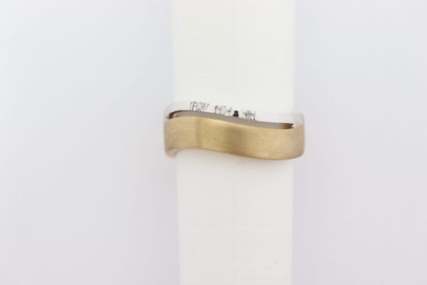 feiner Ring in Gelbgold mit 3 Stück Diamanten