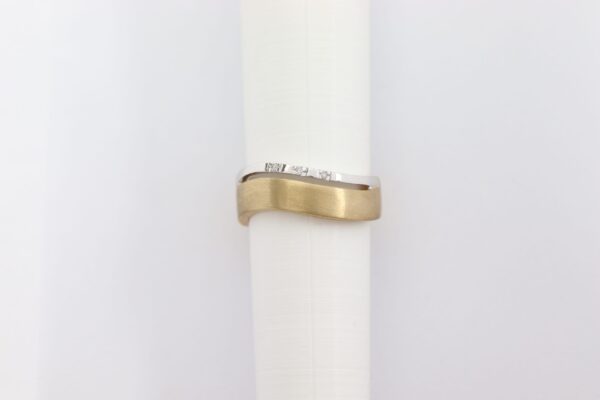 feiner Ring in Gelbgold mit 3 Stück Diamanten – Bild 6