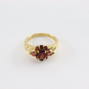Feiner Ring mit Granaten in Gelbgold