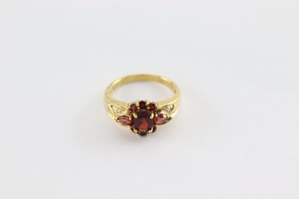 Feiner Ring mit Granaten in Gelbgold