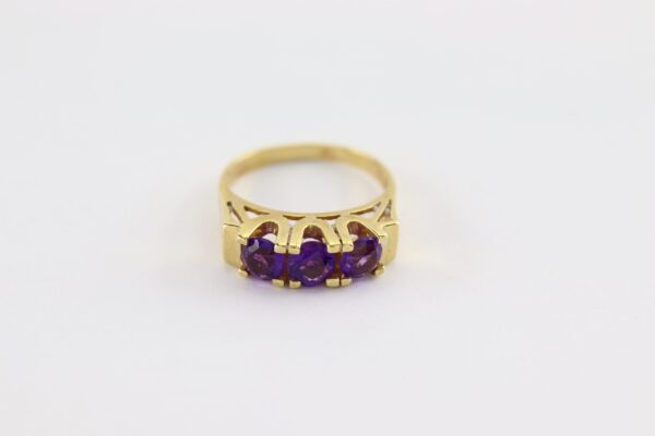 Ring mit 3 Amathysten. in Gelbgold