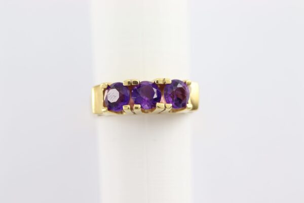 Ring mit 3 Amathysten. in Gelbgold – Bild 4