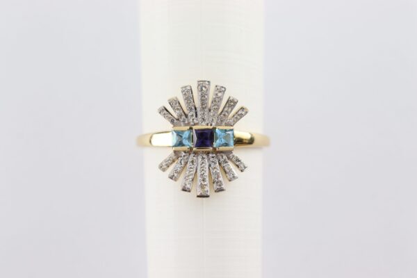 Ein sehr ausgefallener Ring mit Aquamarin + Topas