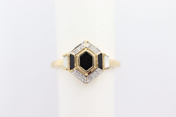 Sehr schön geformter Ring
