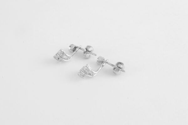 wunderschöne Ohrstecker in Weißgold mit Diamant – Bild 4