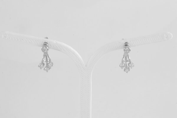 wunderschöne Ohrstecker in Weißgold mit Diamant – Bild 8