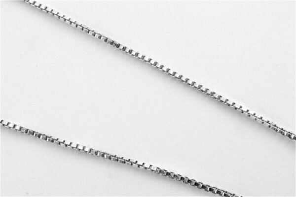 eine sehr schöne Weißgoldkette