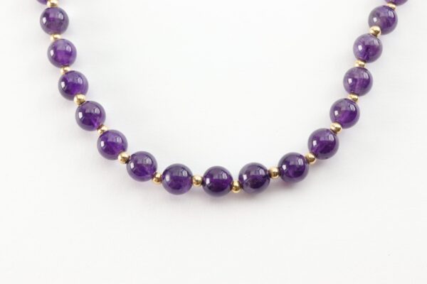 schönes Collier mit echten Steinen