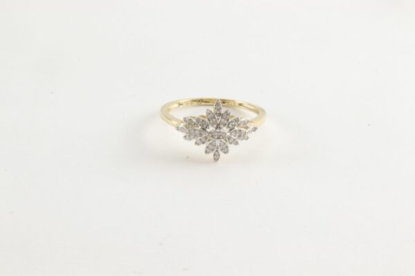 auffallend schöner Ring in Gelbgold mit 45 Diamanten – Bild 2