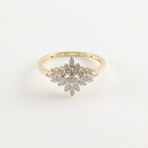 auffallend schöner Ring in Gelbgold mit 45 Diamanten