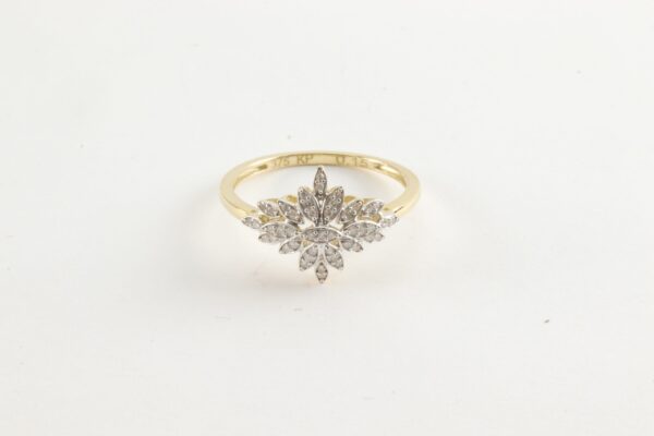 auffallend schöner Ring in Gelbgold mit 45 Diamanten