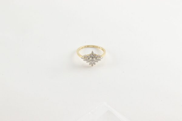 auffallend schöner Ring in Gelbgold mit 45 Diamanten – Bild 4