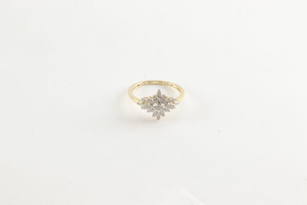 auffallend schöner Ring in Gelbgold mit 45 Diamanten – Bild 5