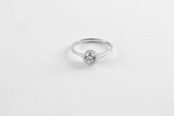 sehr feiner Ring mit Diamant  in Weißgold