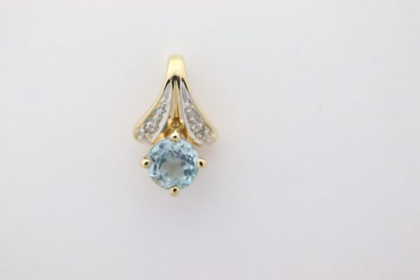 besonderst eleganter Anhänger  mit Aquamarin und Diamant