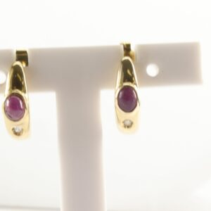 schöne Ohrstecker in Gelbgold mit Diamant